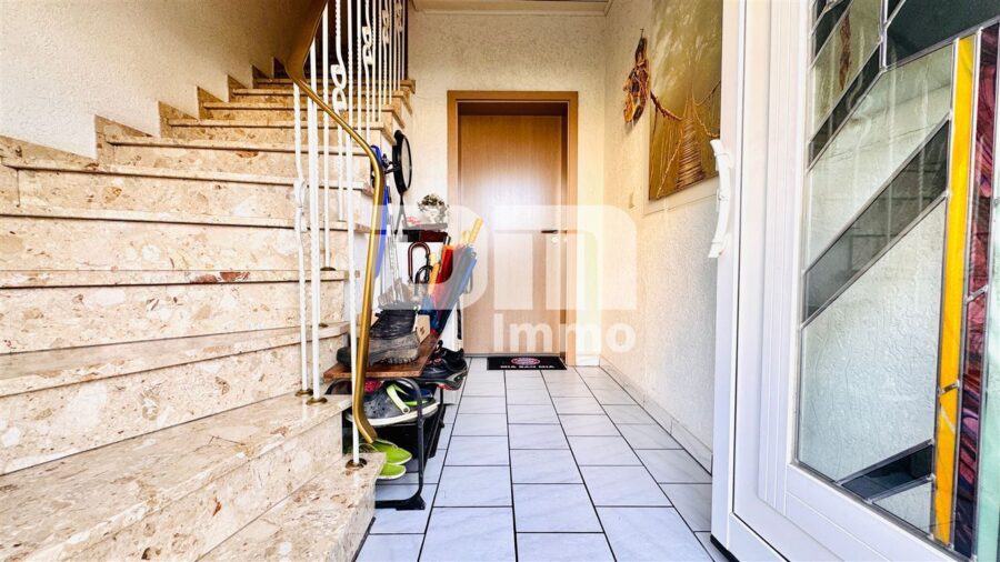 Modernes Ein-/Zweifamilienhaus mit PV Anlage und großer Doppelgarage auf herrlichem Anwesen - EG Haupteingang / Treppenhaus / Windfang